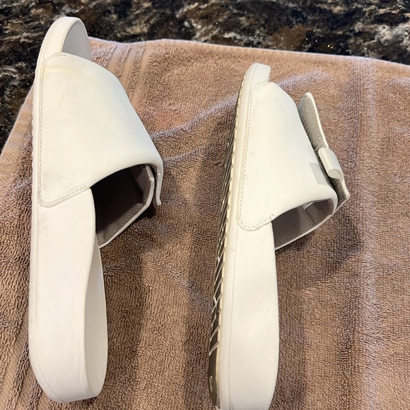 Vionic Pool Slides - Picture 4 of 5